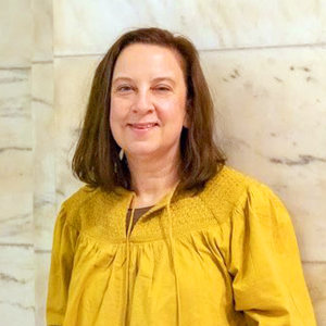 Laura Commins Headshot