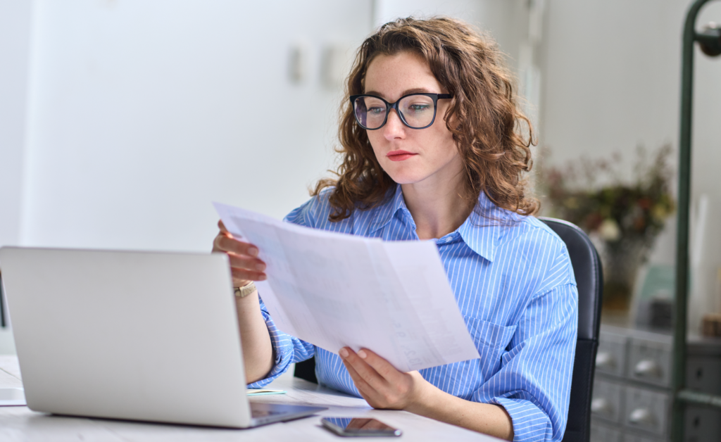 A picture of a female data analyst.